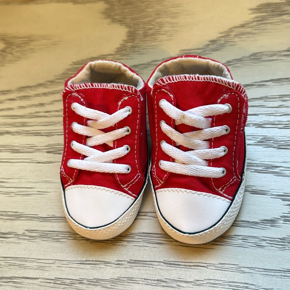 Converse Iconic Chuck Taylor All Star unisex infant shoe size 4
